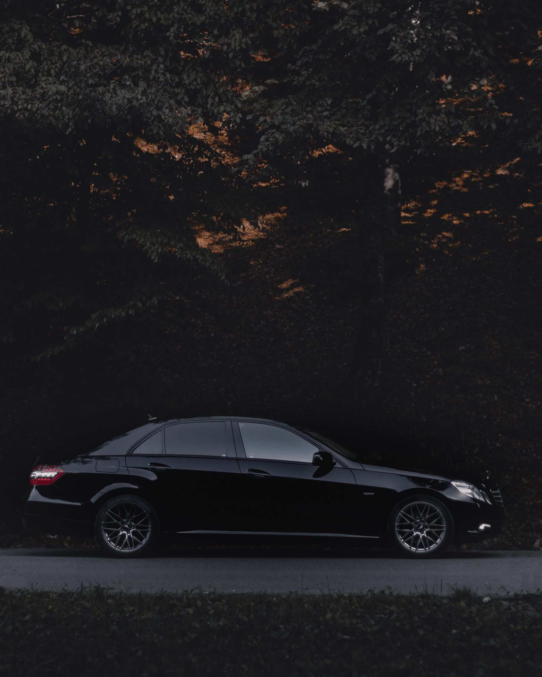 Akşam ışığında siyah premium sedan